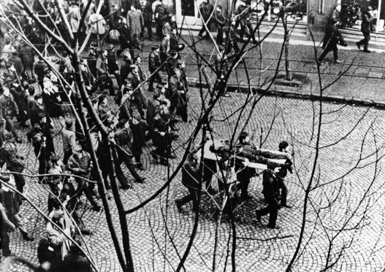 Demonstracje Grudnia 1970 w Gdyni: Ciało Zbyszka Godlewskiego niesione przez demonstrantów Rocznica Grudnia '70 i historia Europy Środkowej w światowych mediach m.in. w Algierii, Iraku