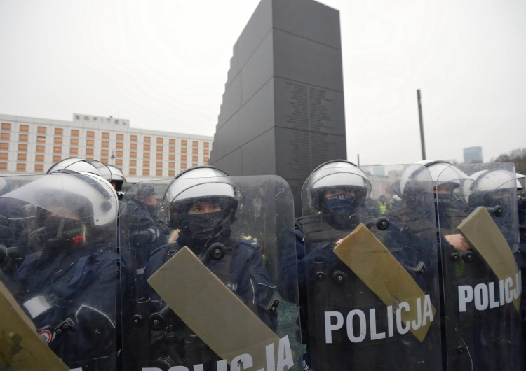 Rabiej o obronie pomnika ofiar katastrofy smoleńskiej:
