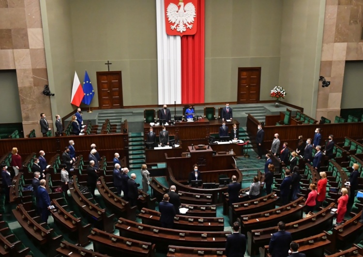Warszawa, 15.12.2020. Posiedzenie Sejmu RP Zaskakujący sondaż. KO zrównała się z PiS? Internauci zwracają uwagę na kilka szczegółów