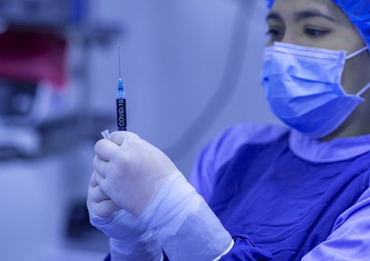 Prezes Pfizera nie przyjął jeszcze własnej szczepionki