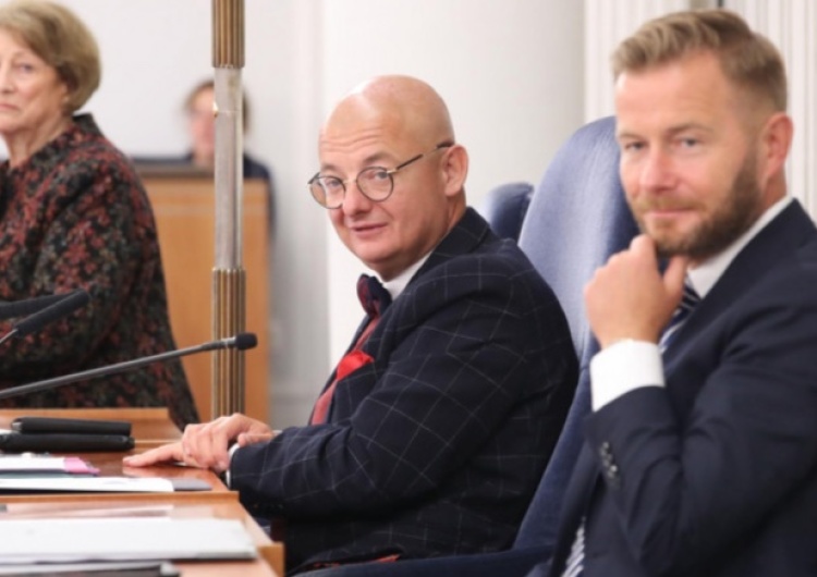 „Przeciągnąć na swoją stronę kilku posłów PiS”. Wicemarszałek Senatu postuluje o „rząd techniczny”