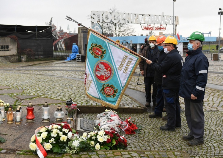  [FOTO] Gdańsk: Obchody Grudnia '70. Zapalenie zniczy i złożenie wieńców pod Pomnikiem Poległych Stoczniowców