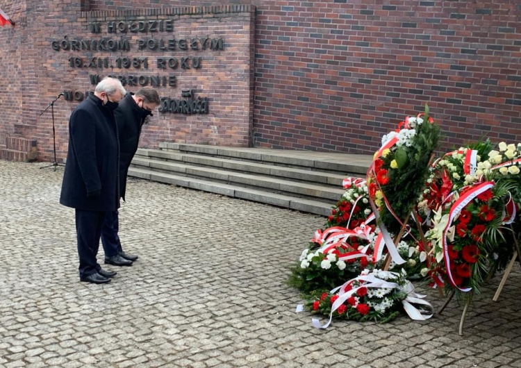  [FOTORELACJA] Uroczystości w 39. rocznicę pacyfikacji Wujka. Szef „Solidarności” Piotr Duda złożył kwiaty