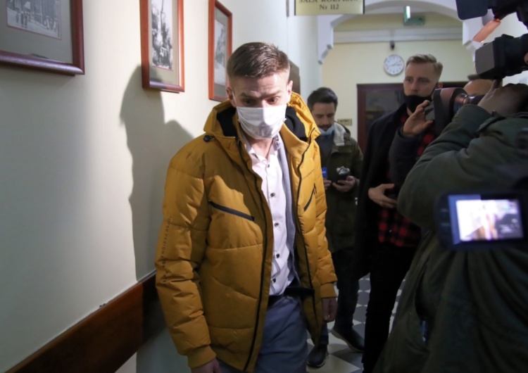 Opole, 16.12.2020. Tomasz Komenda na korytarzu Sądu Okręgowego Tomasz Komenda walczy o 18 milionów złotych odszkodowania. Na wyrok sądu będzie musiał poczekać