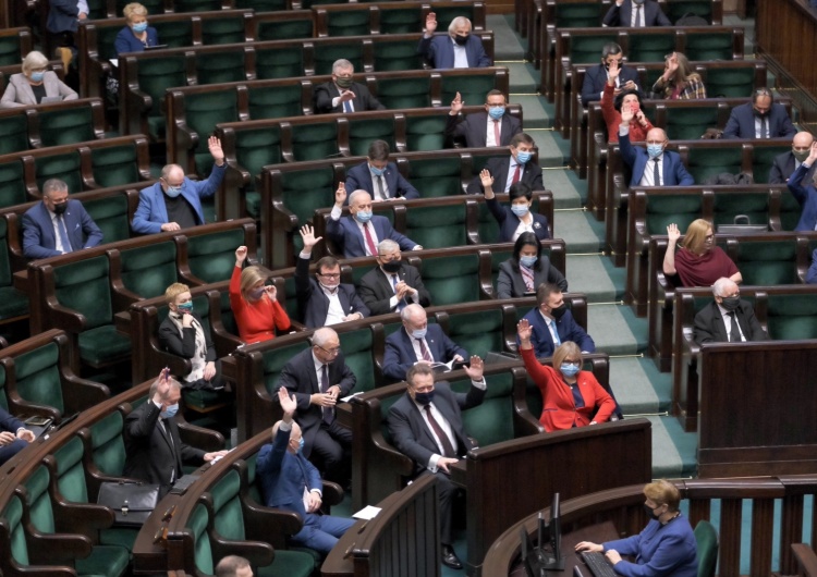  Sejm uchwalił w czwartek, z poprawkami, budżet na 2021 r. z deficytem w wysokości 82,3 mld zł