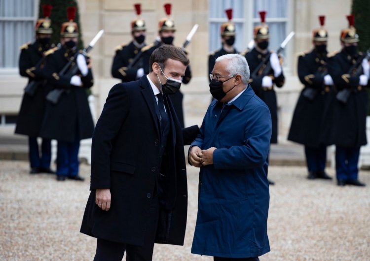 Prezydent Francji Emmanuel Macron wita portugalskiego premiera Antonio Costa  Koronawirus na szczycie UE? Reuters: prawdopodobnie Macron tam się zakaził