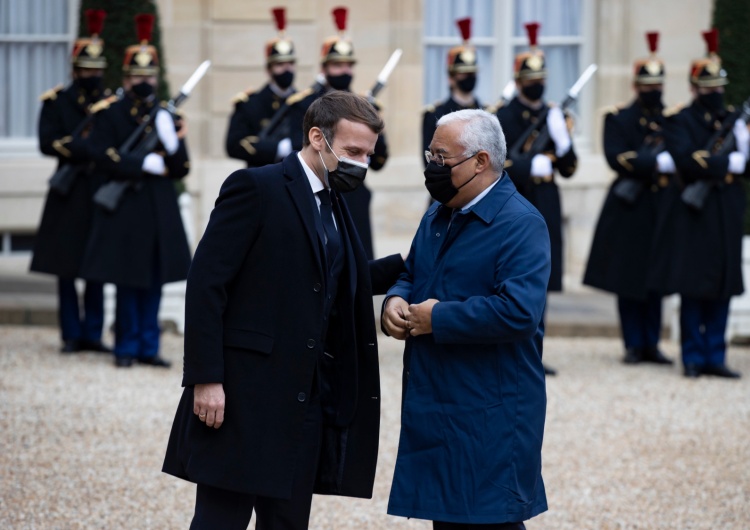 Prezydent Francji Emmanuel Macron wita portugalskiego premiera Antonio Costa Koronawirus na szczycie UE? Reuters: prawdopodobnie Macron tam się zakaził