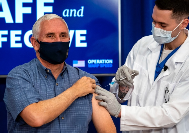  Wiceprezydent Pence zaszczepił się na COVID'19 w świetle kamer