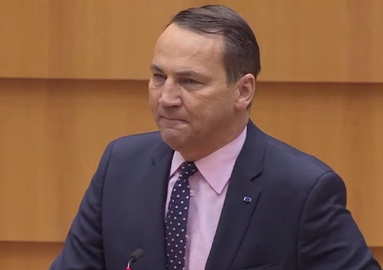 Radosław Sikorski „Zbroczona krwią wojownika z zarazą LGBT”. Sikorski fotografuje w Brukseli