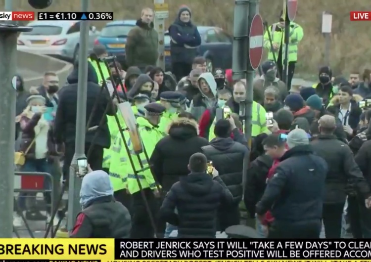  [Video] Gorąco w Dover! Doszło do przepychanek kierowców z policjantami 