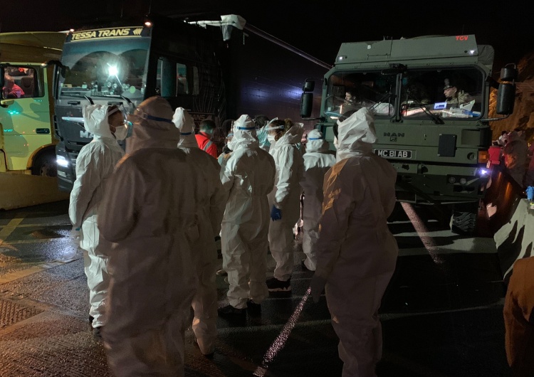 Polscy lekarze wspierają brytyjskich medyków w Dover. Testują kierowców na COVID-19