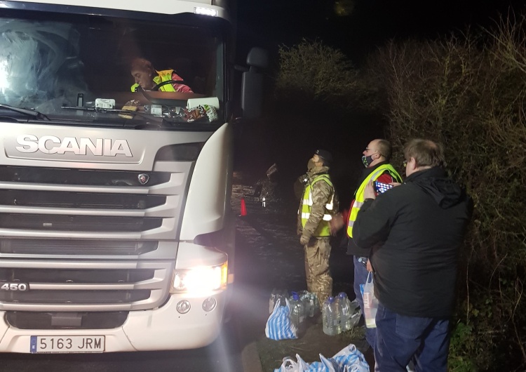 Polscy żołnierze WOT pomagają uwięzionym w Dover kierowcom ciężarówek. Ciężarówka na zdjęciu jest hiszpańska 