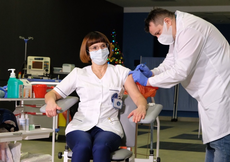  Dziś w Polsce rozpoczęto szczepienia antycovidowe. Zaszczepiono pierwsze pięć osób