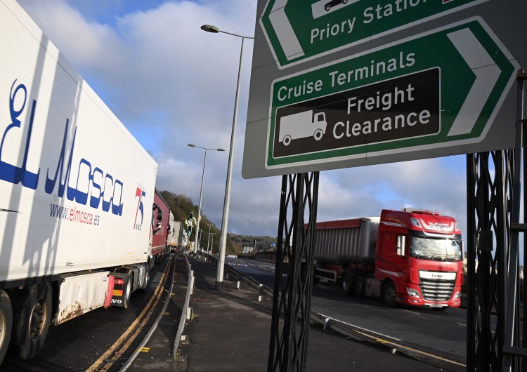 Żołnierze, którzy pomagali w Dover, po południu wracają do Polski