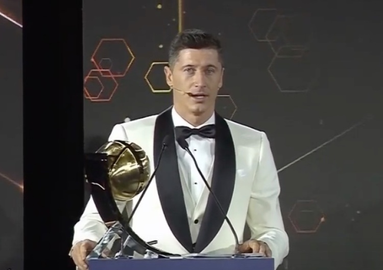 Robert Lewandowski z kolejną nagrodą piłkarza roku! Wzruszające przemówienie Polaka. Mówił o zmarłym ojcu