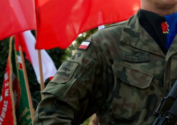 Żołnierze Wojska Polskiego zmuszani do szczepienia się przeciwko Covid-19? Bosak:
