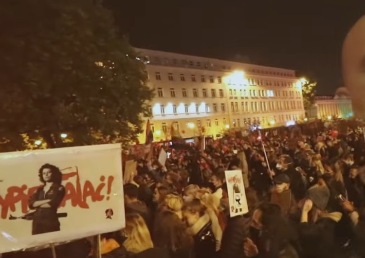 kadr z teledysku Red Zone - Rychu Peja Protest song. Autor uderza w J. Kaczyńskiego kadrem z czasów PO-PSL. 