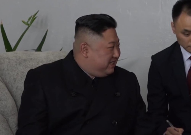 Kim Jong Un W Korei Płn. to mają klawe życie. Kim Dzong Un wysłał kartki noworoczne... do wszystkich obywateli