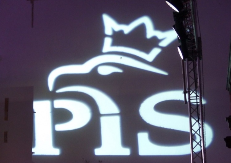 Kolejny polityk PiS zaszczepił się poza kolejnością. Jest wniosek o dymisję