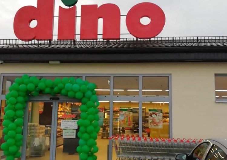 Sklep Dino nt. pracownicy w maseczce z napisem
