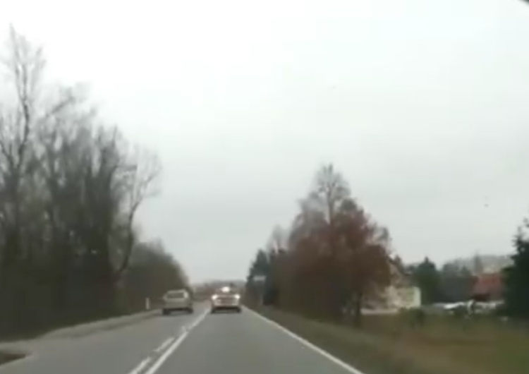  [video] Żeby wyprzedzać radiowóz na ciągłej w obszarze zabudowanym, to trzeba mieć cojones