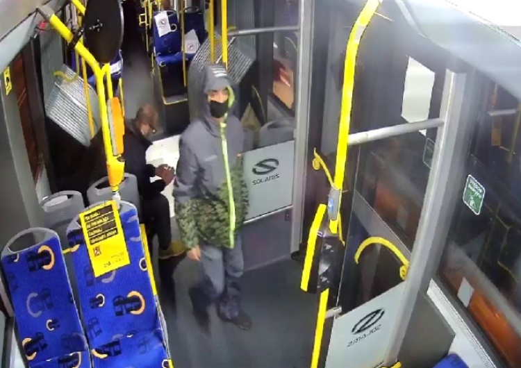 Poznajesz? Onanizował się w autobusie na oczach dziecka. Policja prosi o pomoc