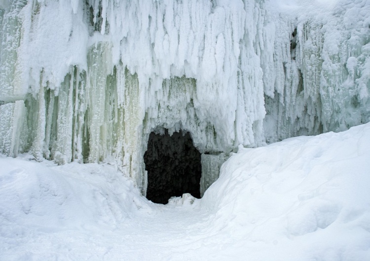 Dramat na Kamczatce. Bryła lodu z zamarzniętego wodospadu spadła na turystów