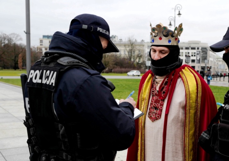 Warszawa, 06.01.2021. Policja spisała za brak maseczek ochronnych uczestników orszaku Trzech Króli Kontrowersyjny projekt PiS. Koniec z prawem do odmowy mandatu?