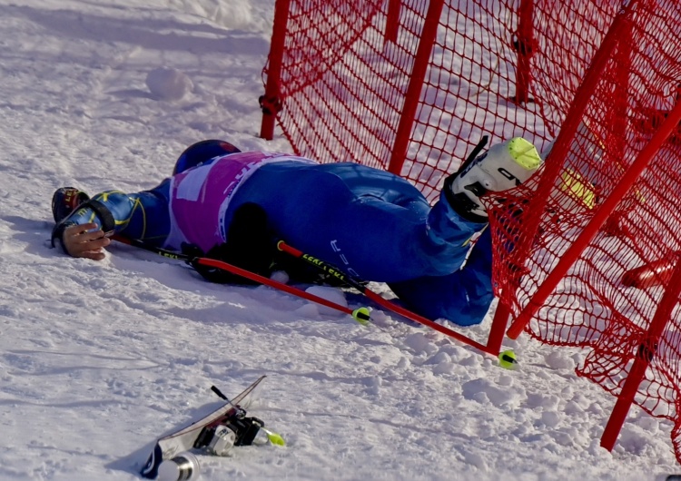  [Video] Potworny wypadek podczas slalomu giganta. Zawodnik stracił przytomność