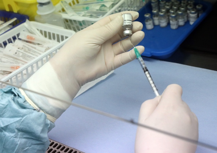 Szczepionka Pfizer-BioNTech Skład, dawkowanie, przeciwwskazania. Opublikowano informacje nt. szczepionki Moderny