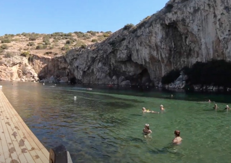  Grecja: Wyjątkowo ciepły styczeń. Ludzie wylegli na plaże i kąpią w morzu