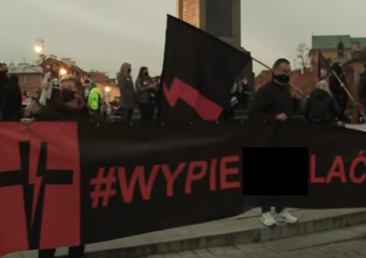 Kadr z protestów Strajku Kobiet Popularny radiowiec nie chciał poprzeć aborcyjnych protestów. „Jak śmieć wyrzucony na śmietnik”