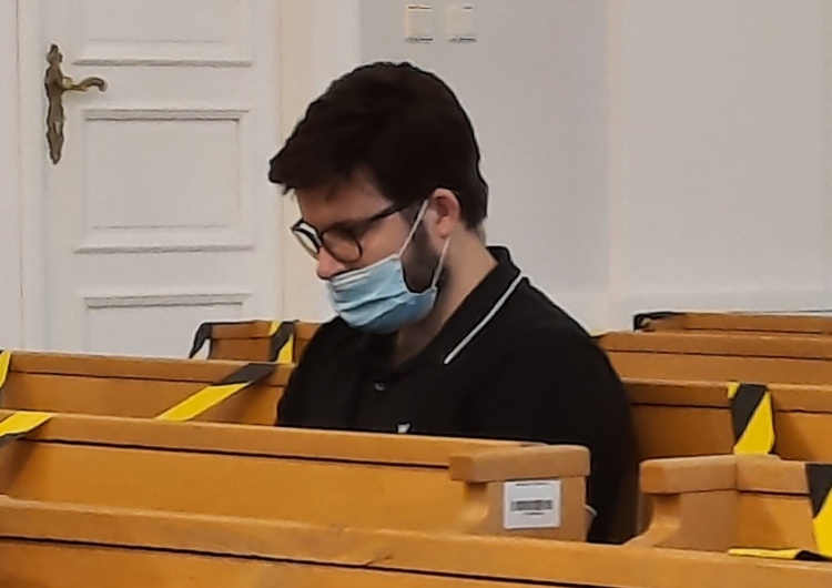 Bart Staszewski w maseczce niezasłaniającej nosa