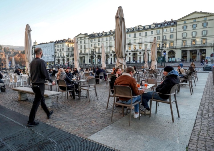  „Restauratorzy umierają z głodu”. Włosi otwierają restauracje wbrew zakazom