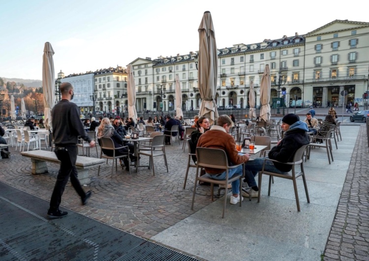 „Restauratorzy umierają z głodu”. Włosi otwierają restauracje wbrew zakazom