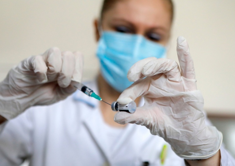 40 procent. Tyle zmniejszy się ilość szczepionek od Pfizera w poniedziałek