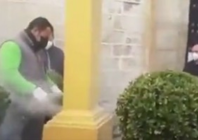 screen materiału video z profilu Fidei Defensor [VIDEO] Dramat! Piłą mechaniczną ścinali krzyż. „Walka z chrześcijaństwem trwa!”