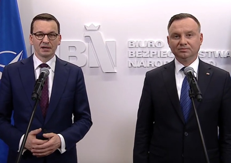 Mateusz Morawiecki i Andrzej Duda - kadr archiwalny Prezydent Duda i Premier Morawiecki gratulują Joe Bidenowi