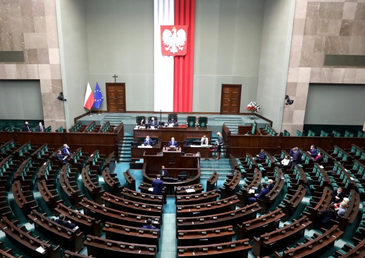  [SONDAŻ] Zjednoczona Prawica na prowadzeniu. Budka i Hołownia idą „łeb w łeb”
