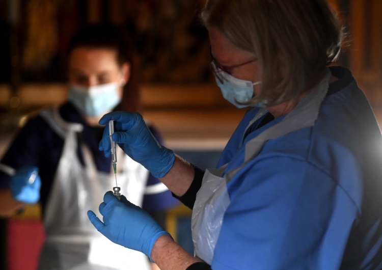  Hiszpania: Dymisje po szczepieniach poza kolejnością