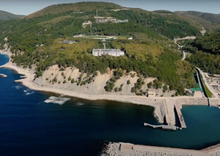 „Mury nie do zdobycia, własny port, cerkiew, a nawet przejście graniczne”. Nawalny publikuje film o rezydencji Putina