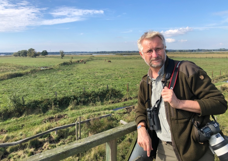 Prof. Piotr Tryjanowski podczas obserwacji ptaków [Tylko u nas] Prof. Piotr Tryjanowski: Obserwacja ptaków pomaga regulować emocje. Mózg odpoczywa