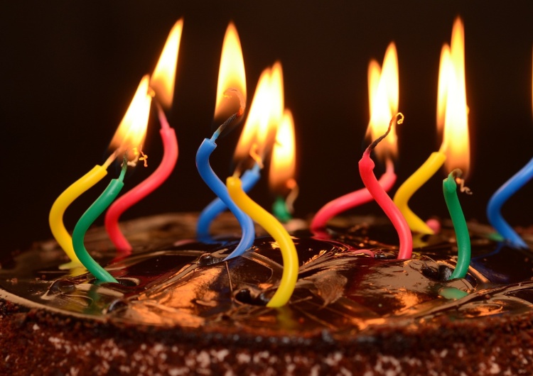  Prawy Sierpowy: Spleśniały tort na dwudzieste urodziny PO