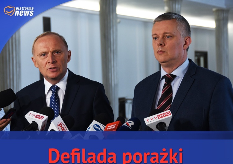 Czesław Mroczek i Tomasz Siemoniak na grafice promocyjnej Platformy Obywatelskiej Poseł PO przyznał nagrodę karabinkom „Grot” a dziś krytykuje? „Chłopa zamroczyło”