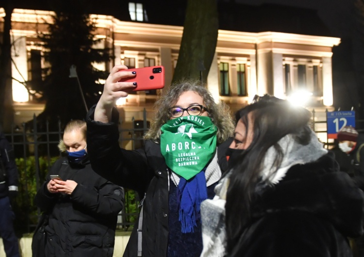 Marta Lempart Krzyczą: „J**** PiS!”, „Wypier*****!”. Trwa protest pod siedzibą TK