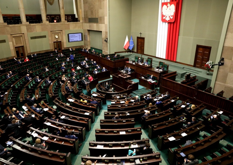  [SONDAŻ] PiS i KO z lekkim spadkiem. Hołownia ma powody do zadowolenia
