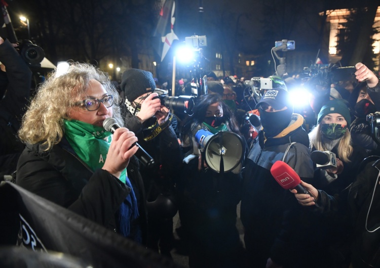Marta Lempart Warszawski Plac na Rozdrożu zablokowany przez Strajk Kobiet. „Won od mojej macicy!”