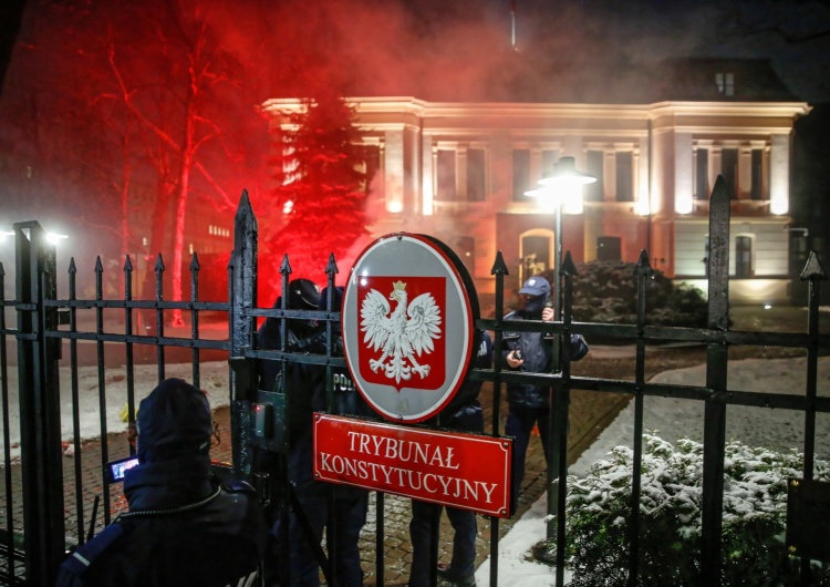  Warszawa: Policja wyprowadziła siłą spod TK osoby, które nie dały się wylegitymować. Wśród nich Marta Lempart