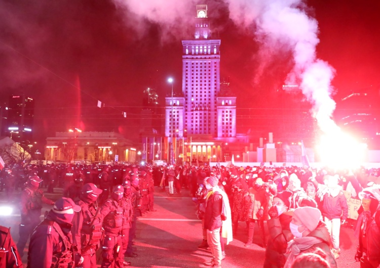  [Video] Trzaskowski wspiera Strajk Kobiet. Internauci publikują szokujące nagrania i pokazują skalę wandalizmu