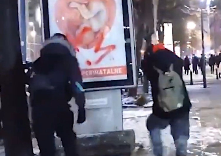aborcjoniści niszczący plakat pro life Europejscy internauci wstrząśnięci po filmie z aborcjonistami demolującymi plakat pro life w Warszawie